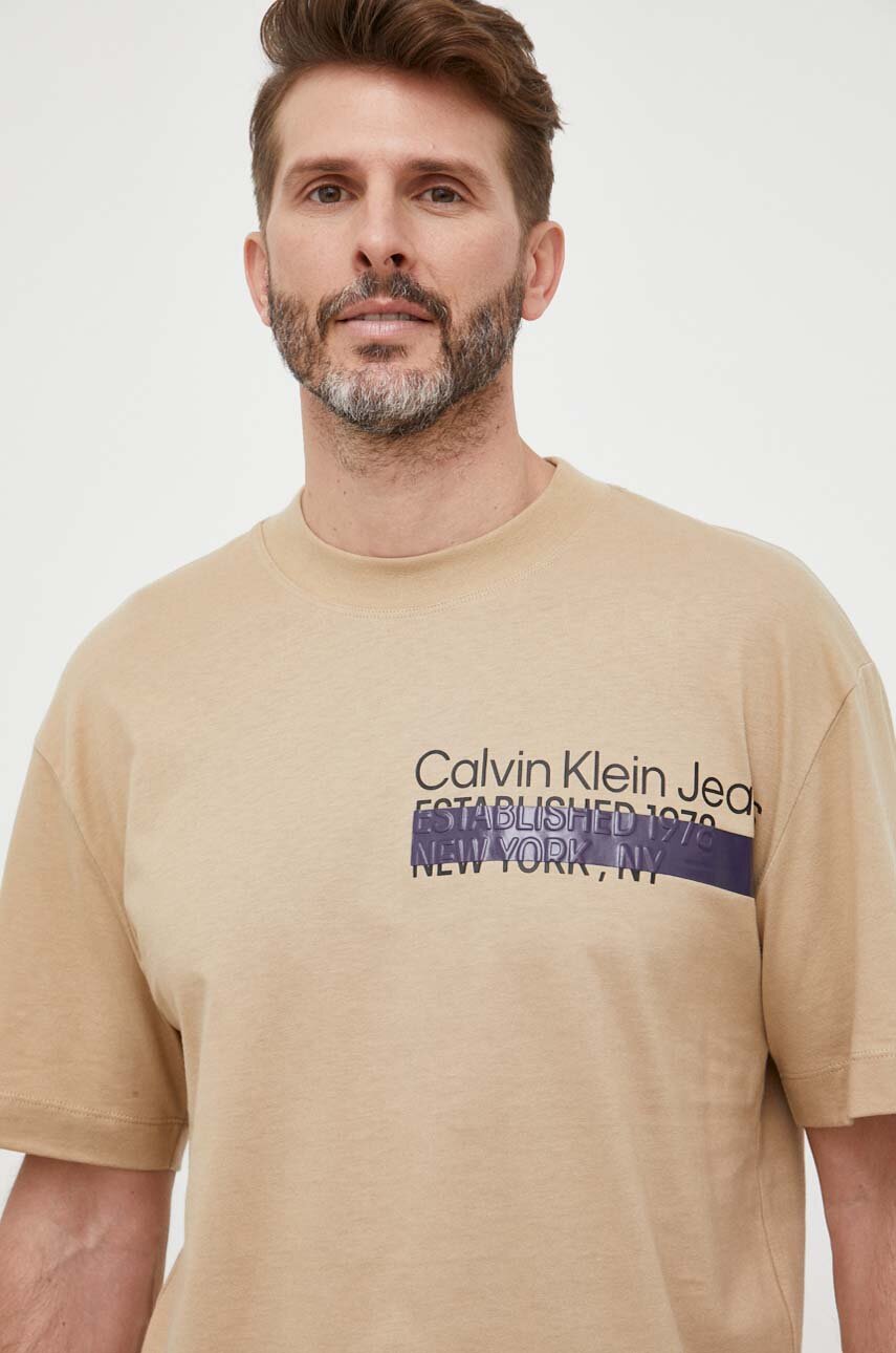 Calvin Klein Jeans t-shirt bawełniany kolor beżowy z nadrukiem