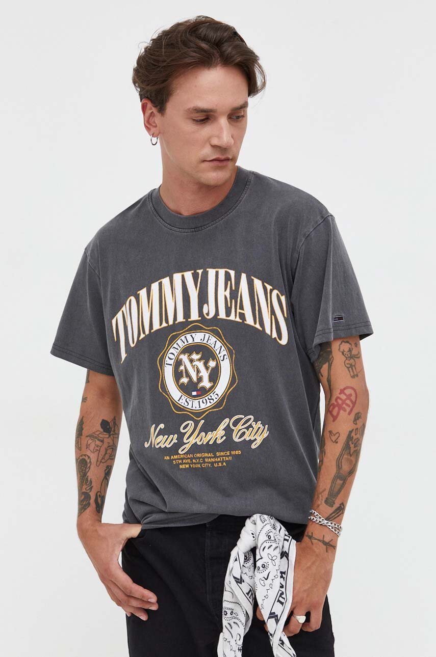 Bavlnené tričko Tommy Jeans šedá farba, s potlačou