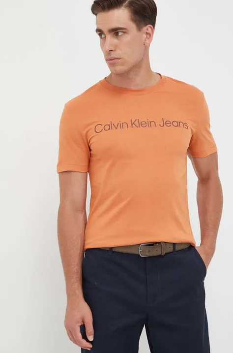 Памучна тениска Calvin Klein Jeans в оранжево с принт J30J322344