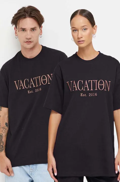 Бавовняна футболка On Vacation колір чорний з аплікацією