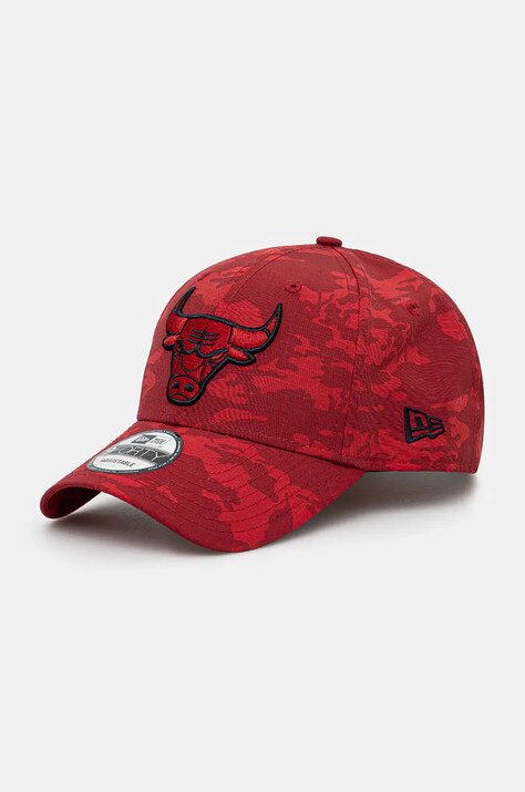 Шапка с козирка New Era TONAL CAMO AOP 9FORTY CHICAGO BULLS в червено с десен 60565360