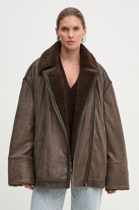 Кожаная куртка Gestuz женская цвет коричневый переходная oversize 10909196