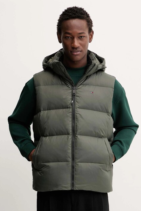 Pernati prsluk Tommy Jeans za muškarce, boja: crna, za zimu, DM0DM20465