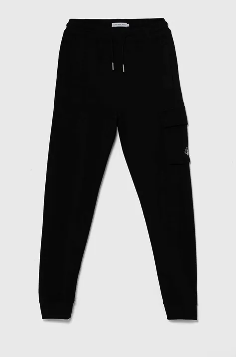 Detské bavlnené tepláky Calvin Klein Jeans BADGE CARGO RELAXED čierna farba, jednofarebné, IB0IB02199