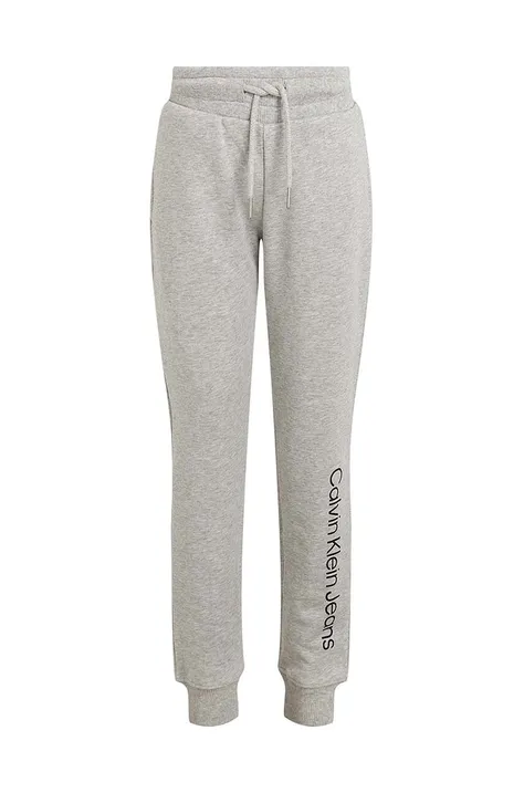 Детски памучен спортен панталон Calvin Klein Jeans REGULAR JOGGER в сиво с принт IU0IU00604