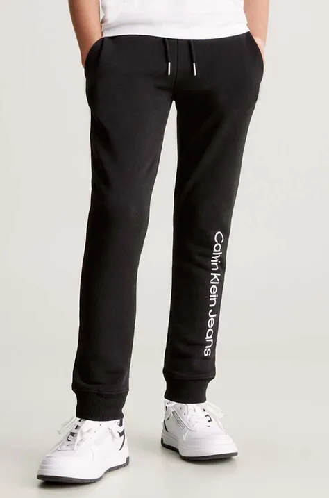 Detské bavlnené tepláky Calvin Klein Jeans REGULAR JOGGER čierna farba, s potlačou, IU0IU00604