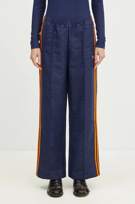 Панталон adidas Originals Oversized Monogram Track Pant в тъмносиньо с широка каройка, с висока талия JN8306