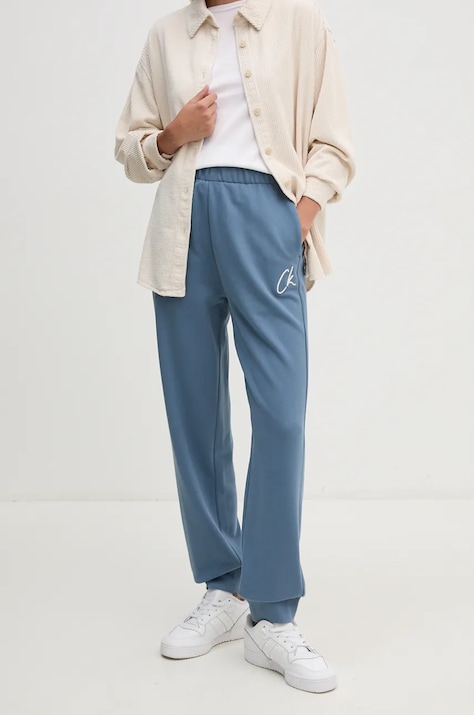 Памучен спортен панталон Calvin Klein Jeans в синьо с изчистен дизайн J20J224441