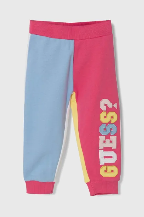 Детски памучен спортен панталон Guess в розово с десен K4YQ14 KA6R3