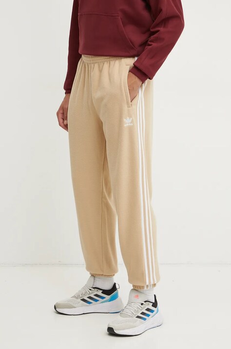 Спортивні штани adidas Originals колір бежевий з аплікацією IZ2490