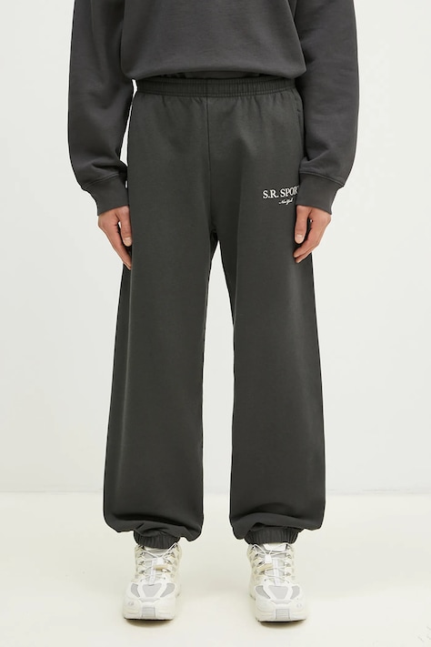 Памучен спортен панталон Sporty & Rich S.R. Sport в сиво с принт PA036512304BA02