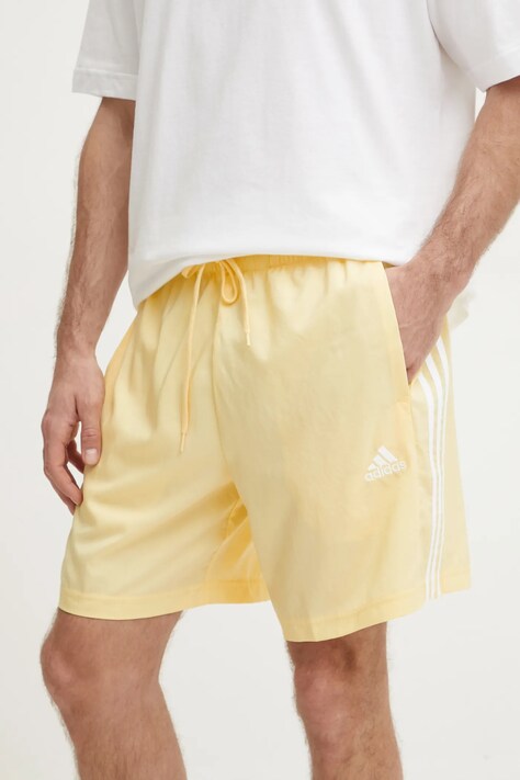Kraťasy adidas Essentials Chelsea pánské, žlutá barva, IW7662