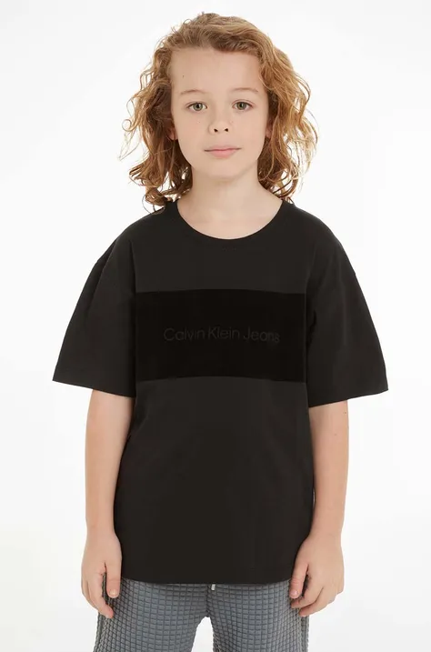Otroška kratka majica Calvin Klein Jeans črna barva, IB0IB02265