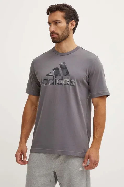 Памучна тениска adidas Camo в сиво с принт IY0741
