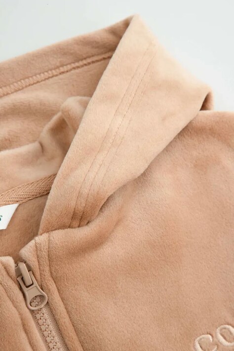 Coccodrillo bluza bawełniana dziecięca kolor beżowy z kapturem gładka WINTER COSY GRIL JUNIOR