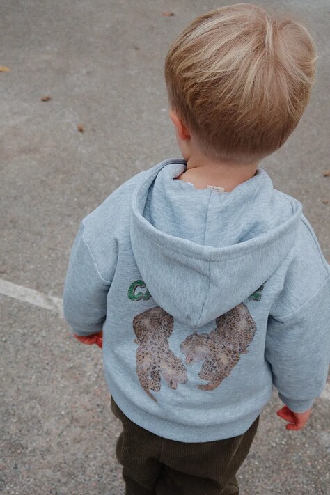 Otroški pulover z bombažem Konges Sløjd LOU SWEAT ZIP HOOD OCS siva barva, s kapuco, KS103865