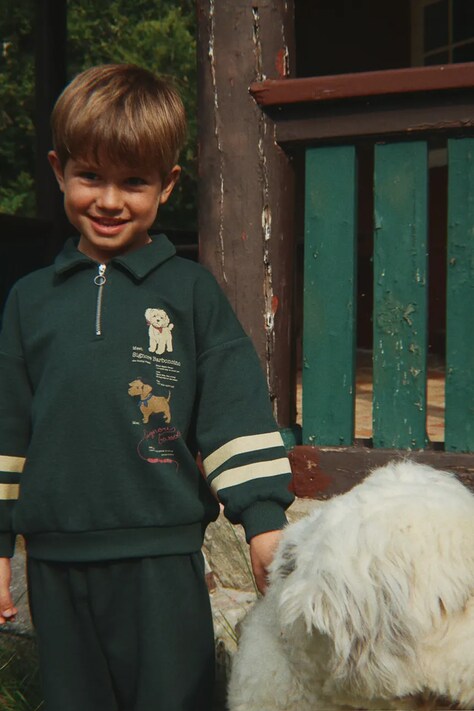 Konges Sløjd bluza bawełniana dziecięca DOGGY HALF ZIP POLO OCS kolor zielony z nadrukiem KS105169