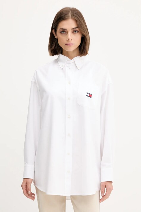 Риза Tommy Jeans дамска в бяло със свободна кройка с класическа яка DW0DW20988