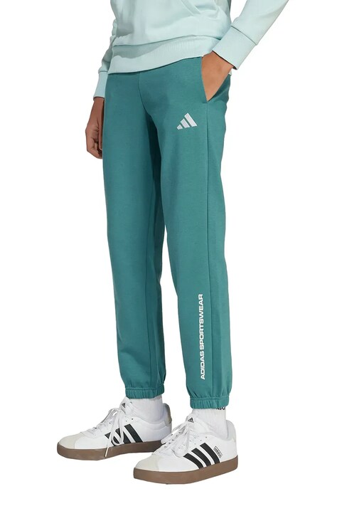 Детски спортен панталон adidas в зелено с принт KC2777