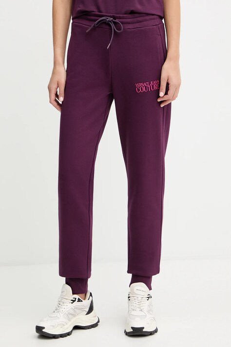 Versace Jeans Couture spodnie dresowe bawełniane damskie kolor bordowy z aplikacją 79HAAT06 CF01T