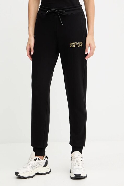 Versace Jeans Couture spodnie dresowe bawełniane damskie kolor czarny z aplikacją 79HAAT06 CF01T