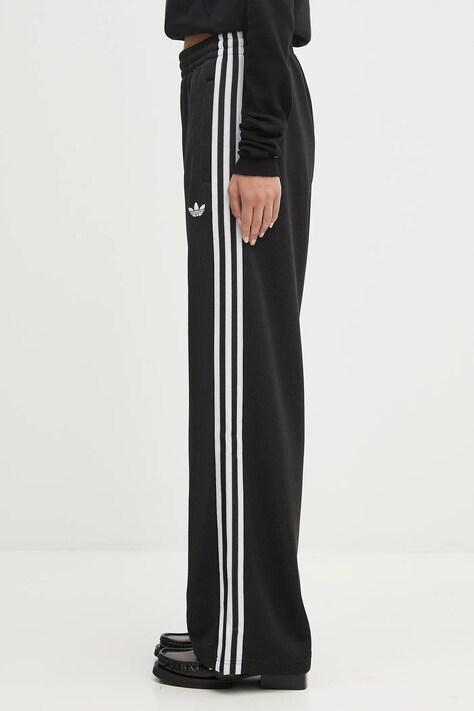 adidas Originals spodnie dresowe Firebird Tp damskie kolor czarny z aplikacją JV7525