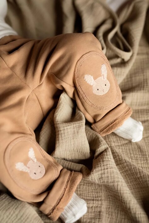 Donsje spodnie dresowe bawełniane niemowlęce Joek Trousers Fluffy Bunnies kolor brązowy z aplikacją 3040703