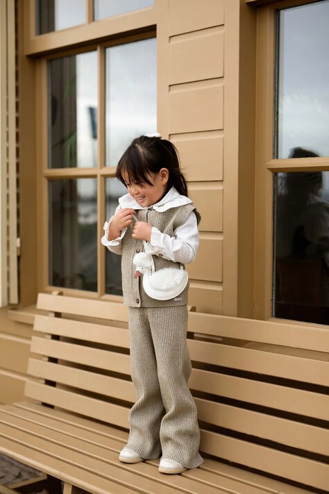 Donsje spodnie dziecięce Yven Trousers kolor beżowy gładkie 4103900