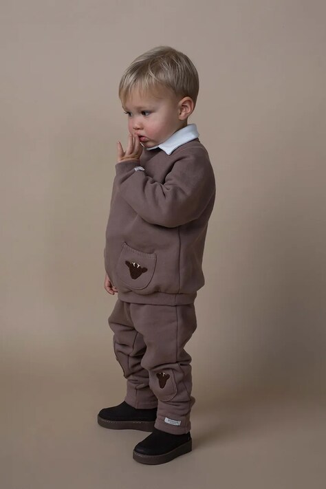 Donsje spodnie dresowe bawełniane niemowlęce Joek Trousers Stags kolor brązowy z aplikacją 3040707