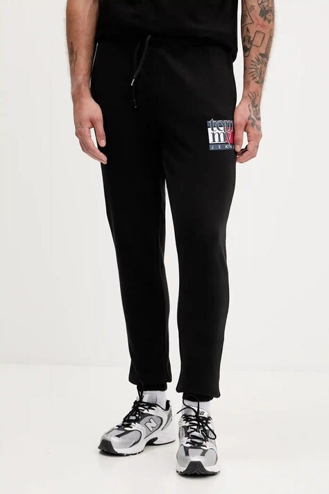 Памучен спортен панталон Tommy Jeans мъжки в черно с принт DM0DM22094