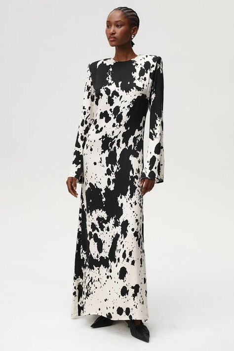 Undress Code sukienka kolor czarny maxi rozkloszowana 1070