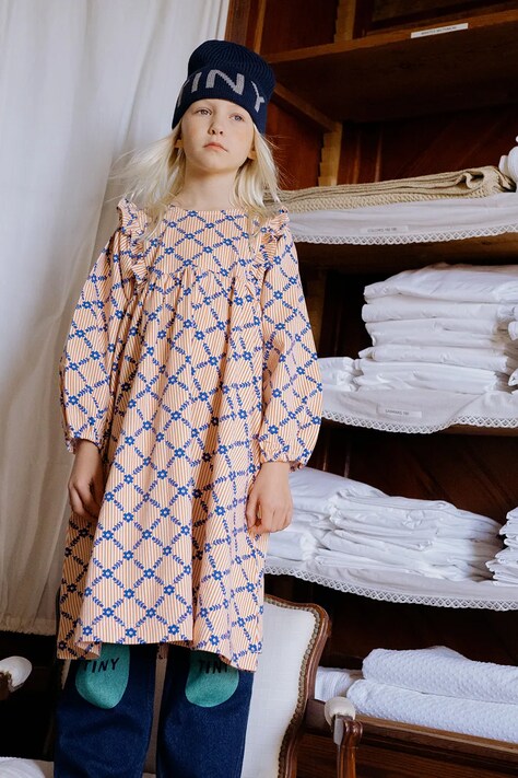 Tinycottons sukienka dziecięca FLOWER GRID PRINT DRESS kolor beżowy midi rozkloszowana AW25-471
