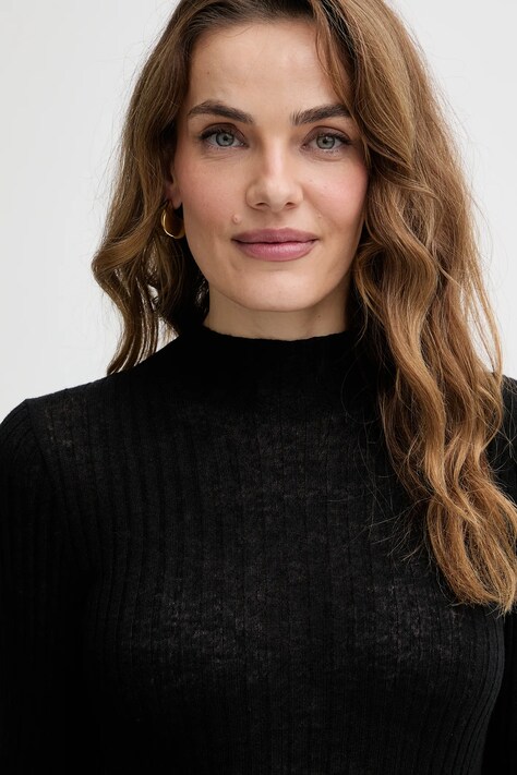 BOSS Orange sweter z dodatkiem wełny kolor czarny lekki z półgolfem 50549391