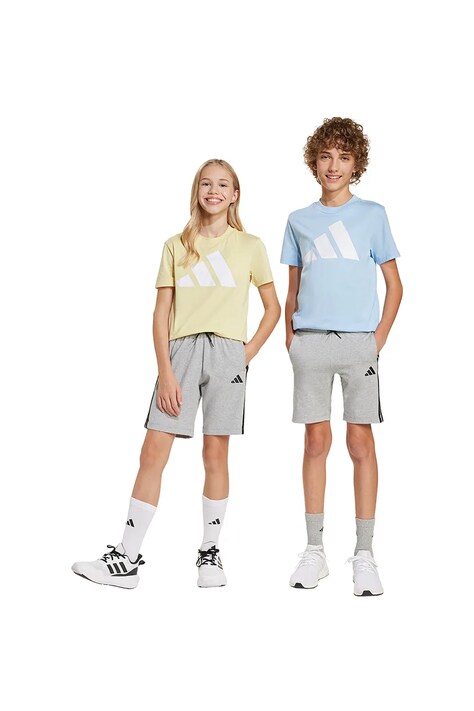 Detské bavlnené šortky adidas šedá farba, s nášivkou, nastaviteľný pás JD6496