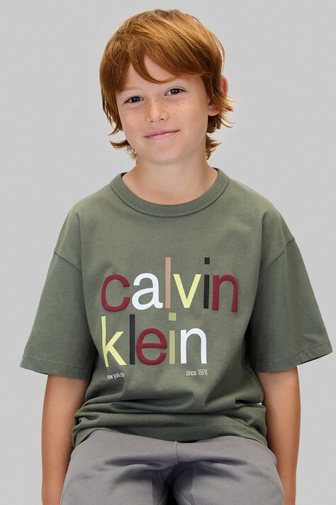 Dětské bavlněné tričko Calvin Klein Jeans zelená barva, s potiskem, IB0IB02578