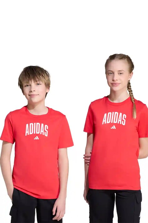 Детска памучна тениска adidas в червено с принт JV5194