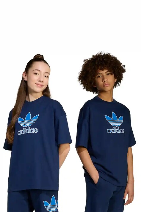 Детска памучна тениска adidas Originals в тъмносиньо с апликация JV8558