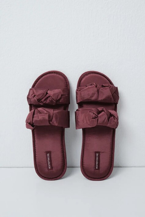 women'secret Kapcie na płaskim obcasie damskie FF ROSE SLPRS bordowe 4994446