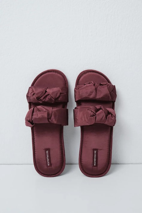 women'secret Kapcie na płaskim obcasie damskie FF ROSE SLPRS bordowe 4994446