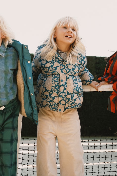 Tinycottons Kurtka pikowana dziecięca WHITE ROSES SHORT PADDED JACKET niebieska AW26-038