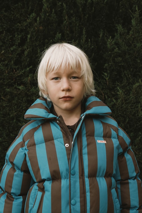 Tinycottons Kurtka pikowana dziecięca bawełniana BLUE-CACAO STRIPES SHORT PADDED JACKET niebieska AW26-045