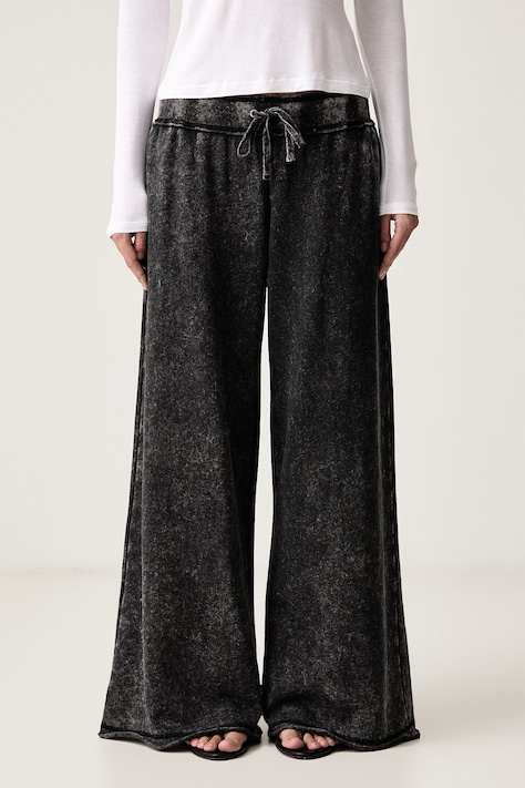 Juicy Couture Spodnie dresowe damskie z bawełną ANNEN APPLIQUE WIDE LEG czarne high waist JCWBJ226321