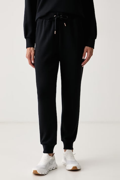 Skechers spodnie dresowe damskie z wiskozą COZY LUXE czarne regular waist PT149