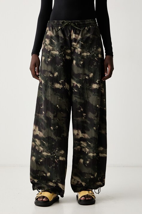 adidas Originals спортивные штаны для женщин Camouflage Adilenium зелёные high waist LF3003