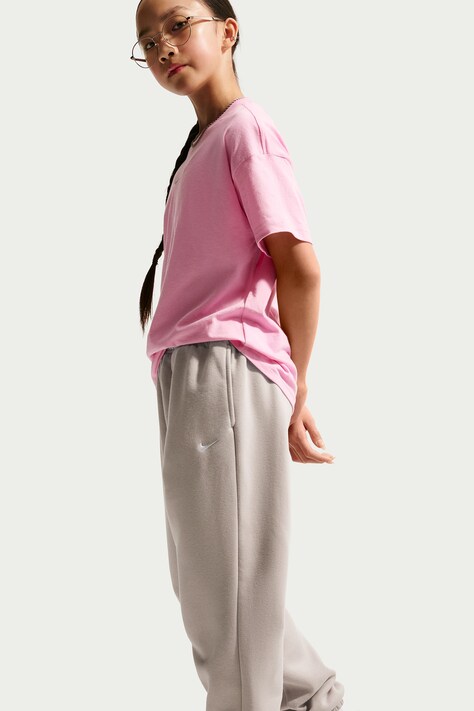 Nike Spodnie dresowe dziecięce z bawełną Nike Sportswear Studio Fleece beżowe regular waist IM4905