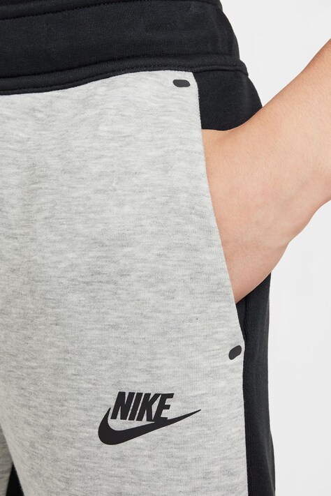 Nike Spodnie dresowe dziecięce Nike Sportswear Tech Fleece czarne regular waist HV5869