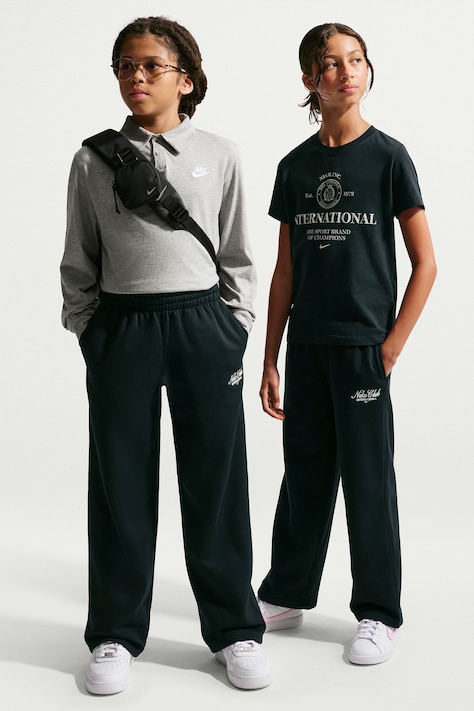 Nike Spodnie dresowe dziecięce z bawełną Nike Sportswear Club Fleece czarne regular waist IW6285