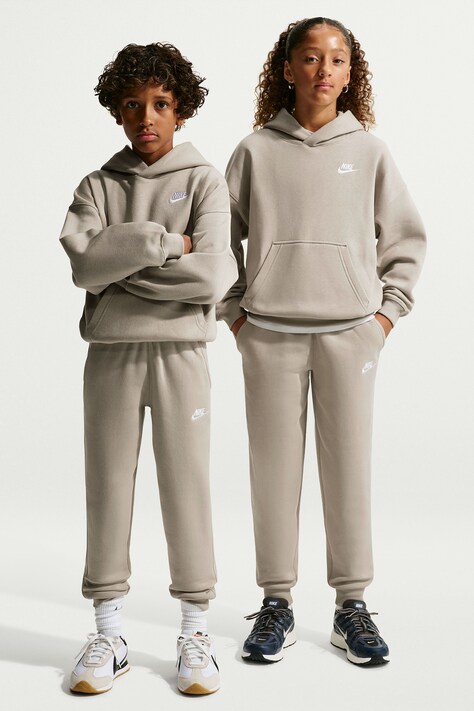 Nike Spodnie dresowe dziecięce z bawełną Nike Sportswear Club Fleece beżowe regular waist FD3008