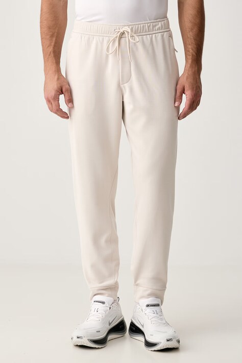 Nike Spodnie treningowe męskie Primary NanoKnit Therma-FIT beżowe regular waist IM7219.104