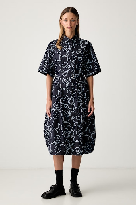 Marimekko sukienka bawełniana z elastanem granatowa w kwiaty 095994